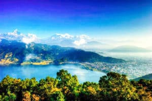 Blick von der Shanti Stupa auf den Phewa-See und Pokhara