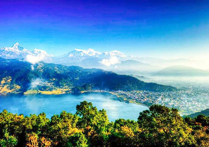 Blick von der Shanti Stupa auf den Phewa-See und Pokhara