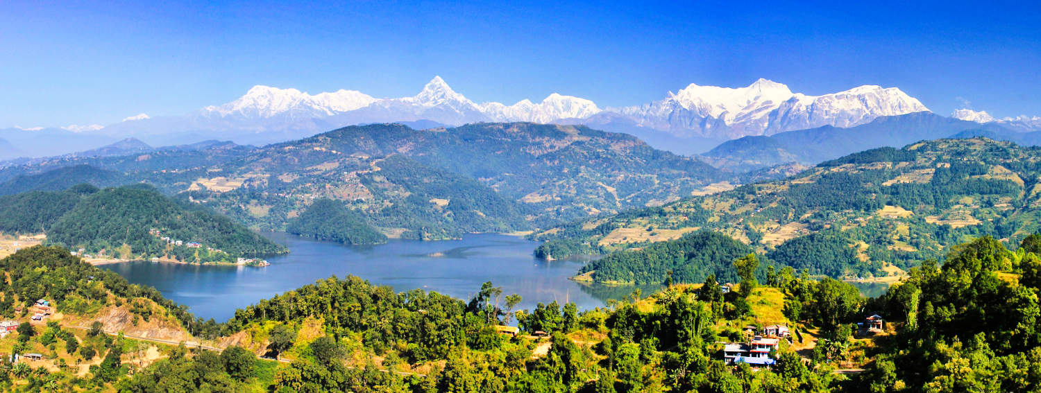 Pokhara - Die malerische Schönheit Blick auf Pokhara-Stadt, Fewa See und Himalaya-Gebirge in Nepal