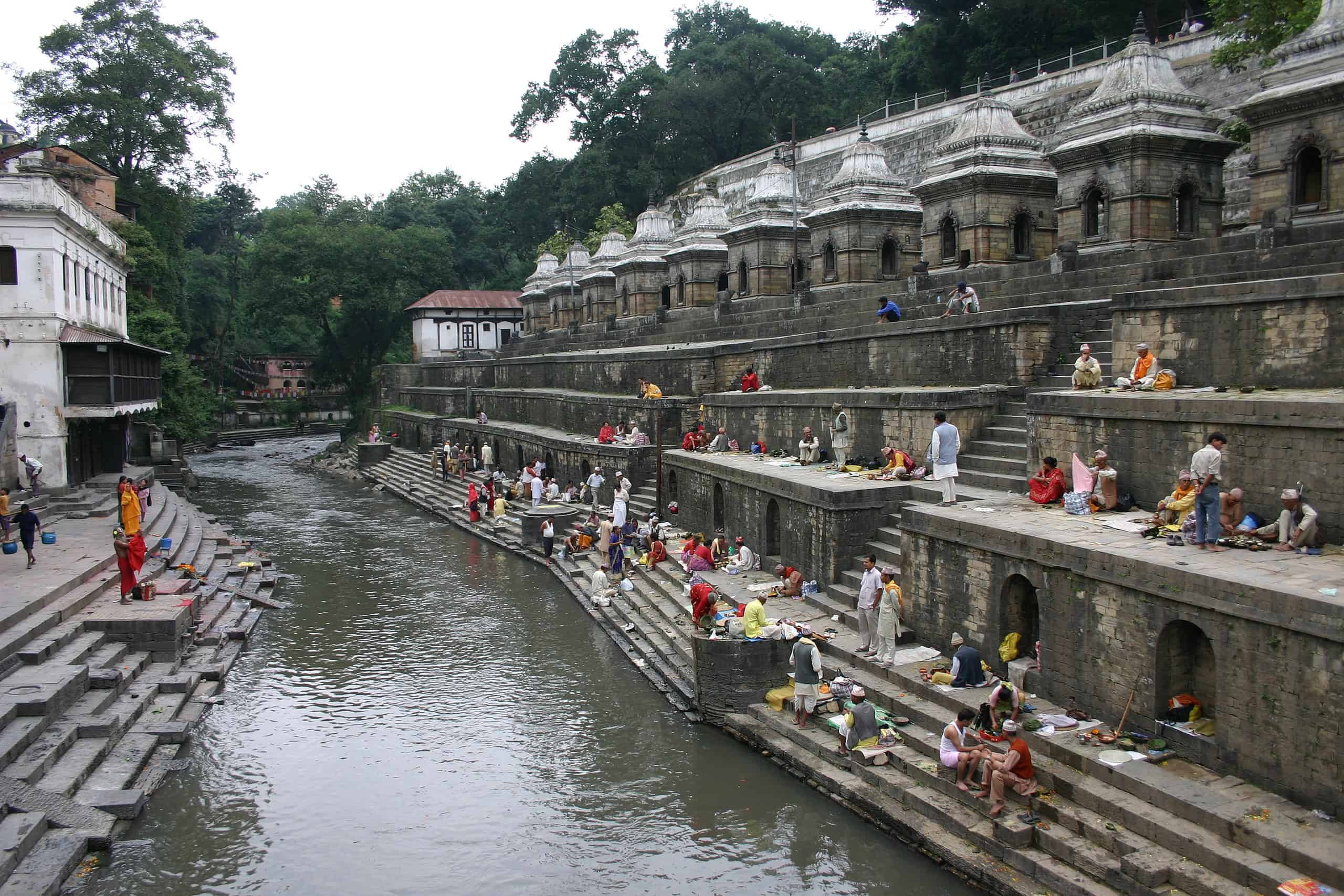 Arya Ghats (links), Pandra Shivalaya Komplex (rechts) – 15 Schreine, die zu Ehren verstorbener Persönlichkeiten errichtet wurden
