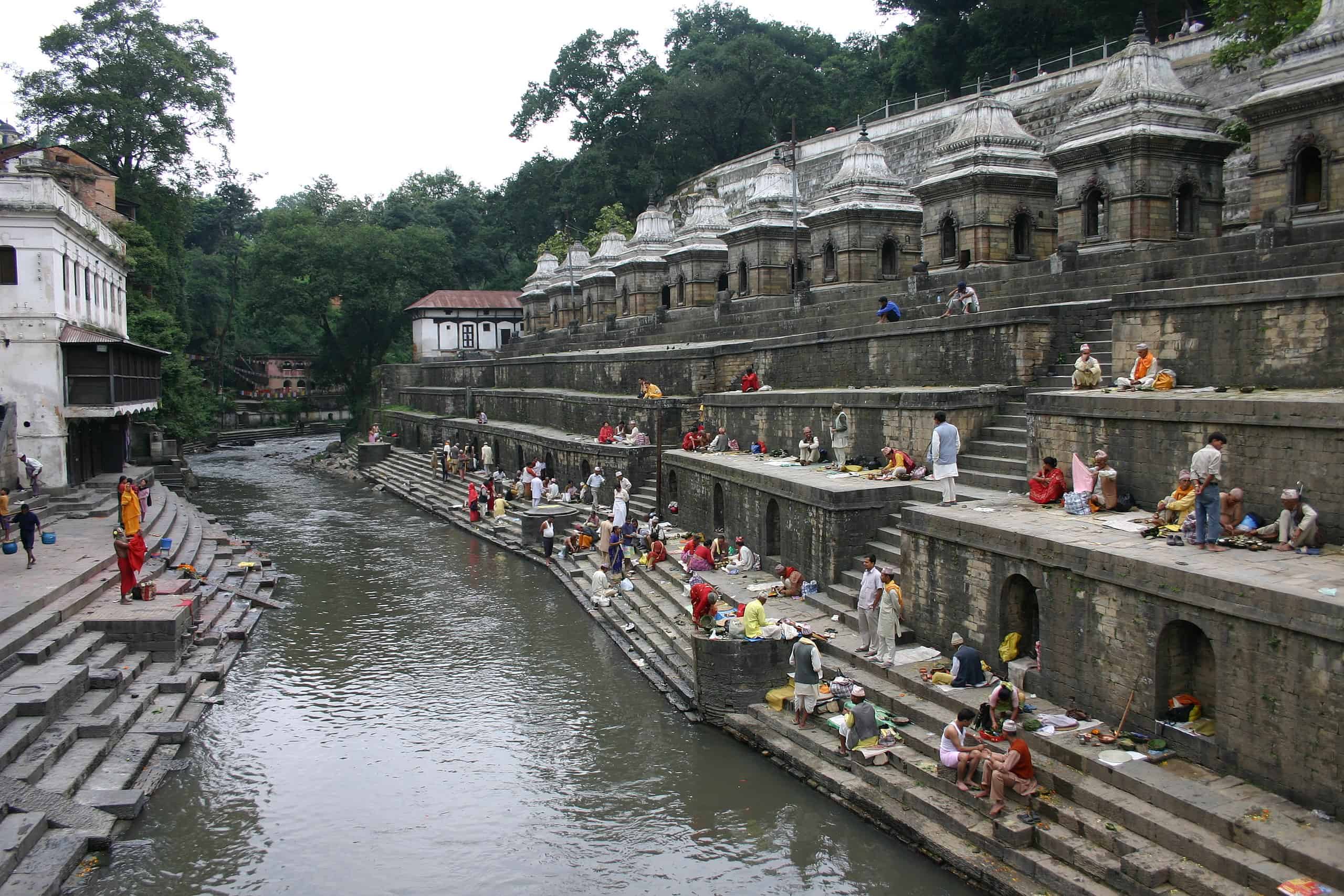 Pashupatinath in Nepal: Einblicke in Geschichte, Kultur und Bedeutung Arya Ghats (links), Pandra Shivalaya Komplex (rechts) – 15 Schreine, die zu Ehren verstorbener Persönlichkeiten errichtet wurden