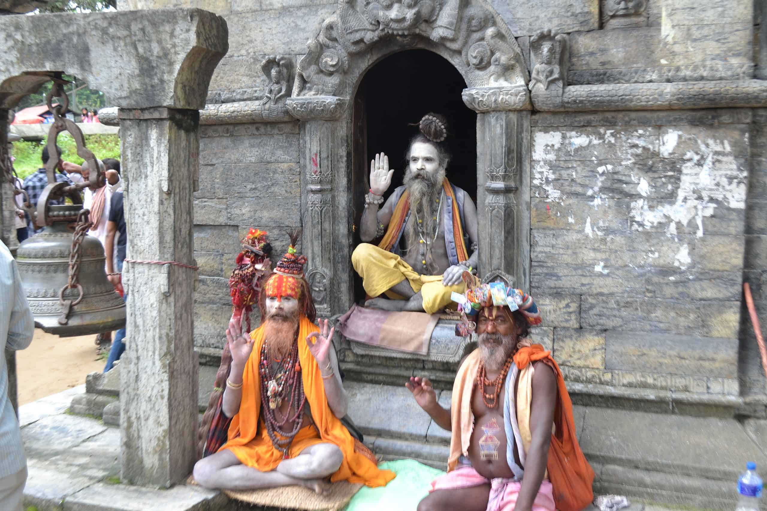 Pashupatinath in Nepal: Einblicke in Geschichte, Kultur und Bedeutung Betende Sadhus umlagern die Tempelanlage