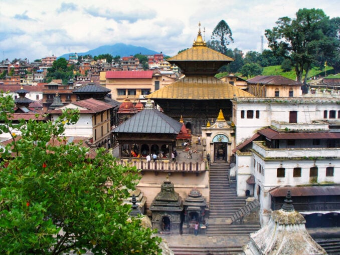 Blick auf den nur für Hindus zugänglichen Teil von Pashupatinath