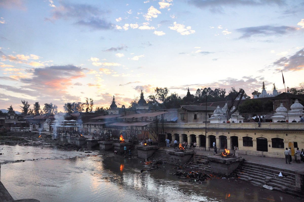 Pashupatinath in Nepal: Einblicke in Geschichte, Kultur und Bedeutung Feuerbestattungen in Pashupatinath