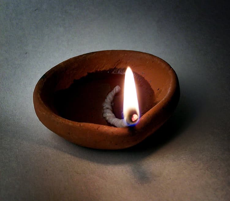 Tihar in Nepal: Das Lichterfest in fünf Tagen A diya - Indian oil lamp